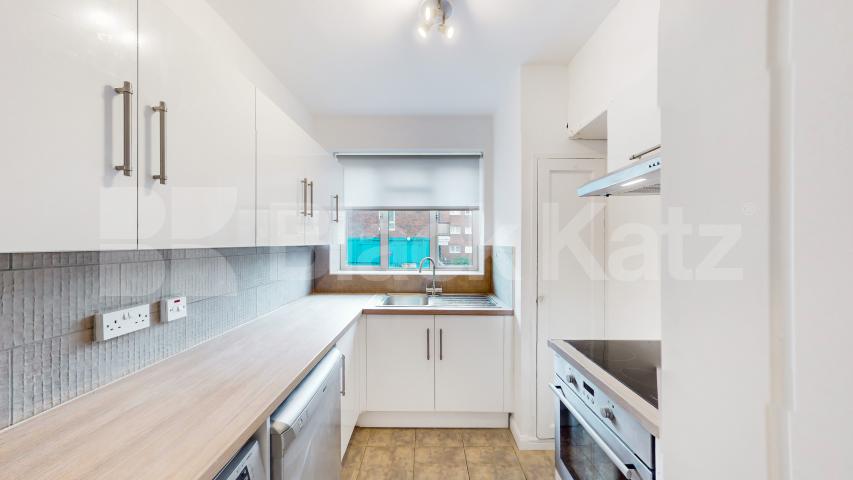 Newly refurbished three double bed flat in the heart of St Johns Wood St Johns Wood Road, St Johns Wood